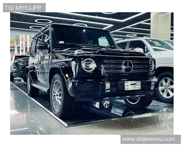 足球明星驾驶奔驰大G展现豪华生活方式与运动精神的完美结合